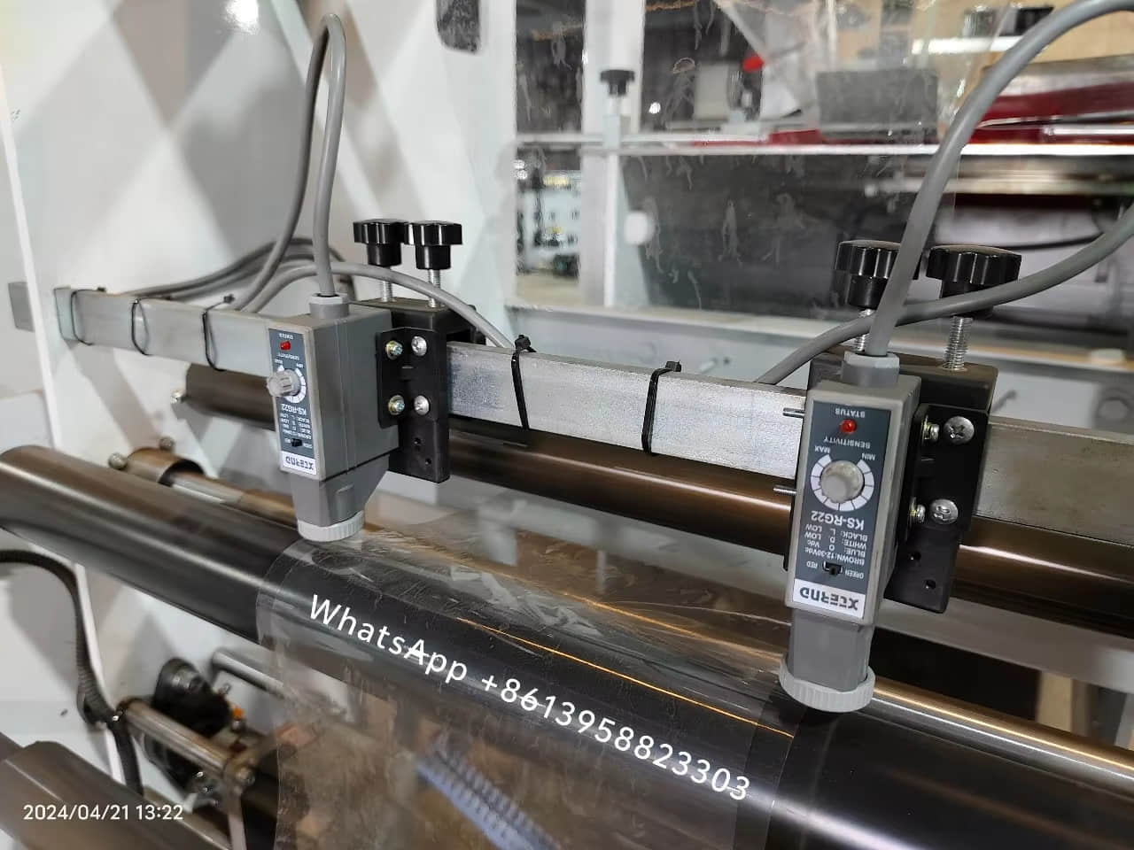 Máquina de costura de etiquetas adhesivas para películas retráctiles de PVC y PET Máquina de costura de etiquetas adhesivas para películas retráctiles de PVC y PET