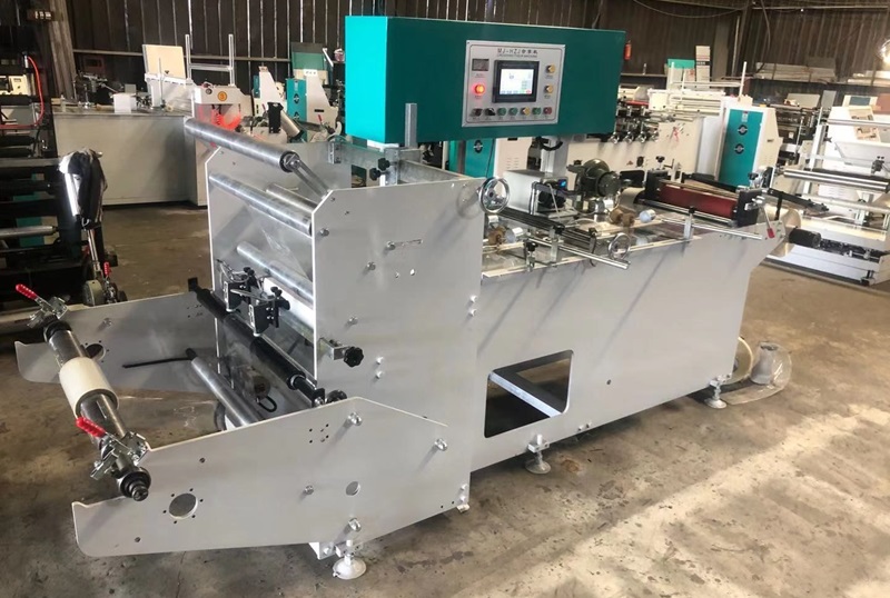 Máquina de costura de etiquetas adhesivas para películas retráctiles de PVC y PET