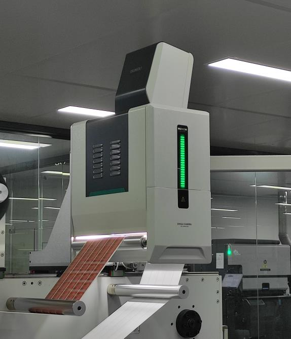 Sistema automático de inspección de banda para la calidad de impresión de máquinas flexográficas
