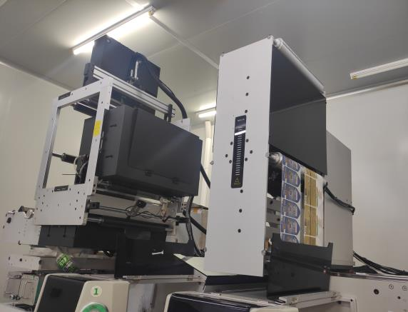 Sistema automático de inspección de banda para la calidad de impresión de máquinas flexográficas