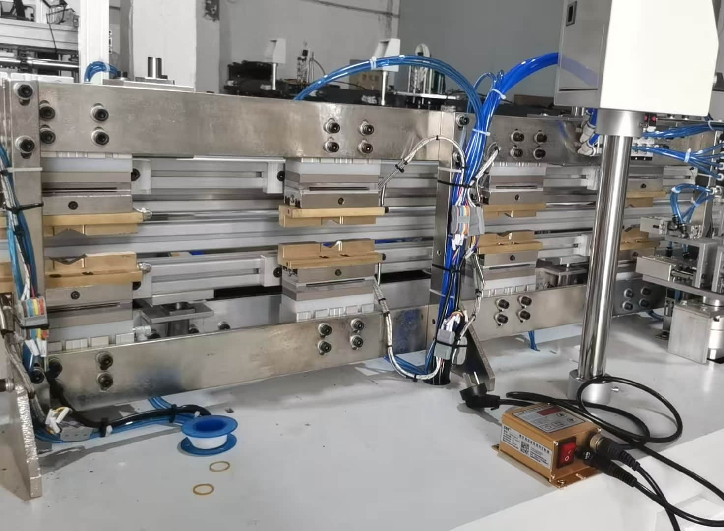 Máquina automática de inserción y sellado de boquillas para bolsas, paquetes con boquilla, soldadura Máquina automática de inserción y sellado de boquillas para bolsas, paquetes con boquilla, soldadura