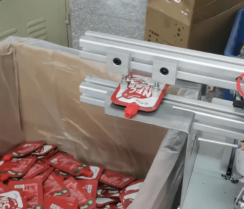 Máquina automática de inserción y sellado de boquillas para bolsas, paquetes con boquilla, soldadura Máquina automática de inserción y sellado de boquillas para bolsas, paquetes con boquilla, soldadura