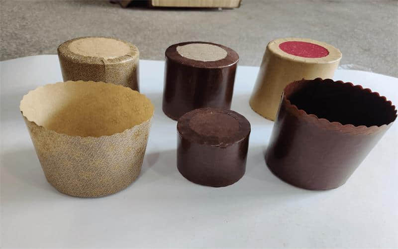 Máquina automática para hacer panettone redondo con moldes de papel para hornear magdalenas