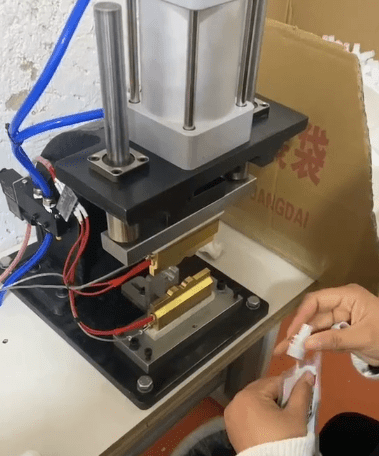 Máquina automática de inserción de picos: solución de alta eficiencia para el envasado de bolsas con