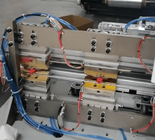 Máquina automática de inserción de picos: solución de alta eficiencia para el envasado de bolsas con