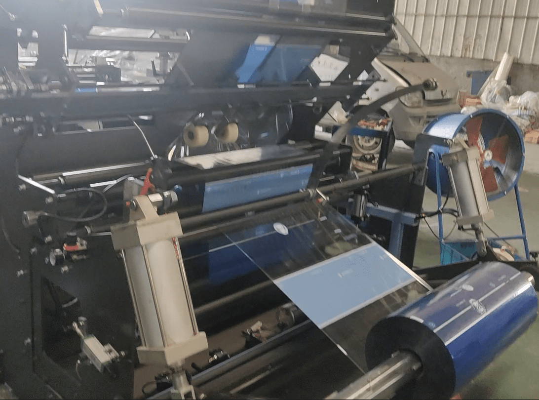 Máquina para fabricar bolsas con sellado de cuatro lados, de alta velocidad y alta calidad