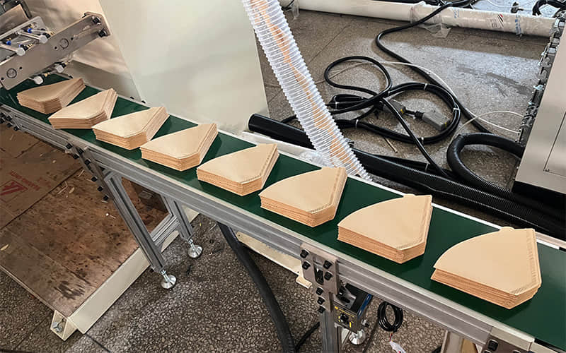 Máquina automática para fabricar bolsas de papel de filtro de café cónicas
